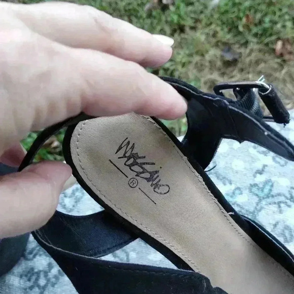 Black peep toe heels with platform - Picture 5 of 7